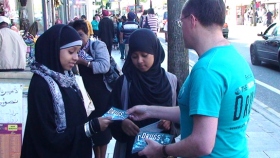 A distribuição nas ruas de folhetos educativos sobre as drogas alcança tanto jovens como adultos nas ruas de Londres.